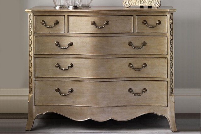 Georgian Leafed Chest of Drawers