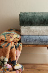 Sophie Faux Fur Throw Blanket - thumbnail 3