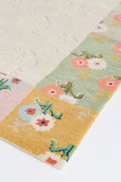 Mille Tufted Wool Floral Border Rug - thumbnail 2