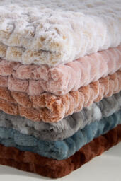 Luxe Faux Fur Throw Blanket - thumbnail 3