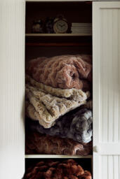 Luxe Faux Fur Throw Blanket - thumbnail 5