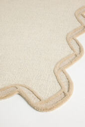 Tufted Wool Scalloped Border Rug - thumbnail 4