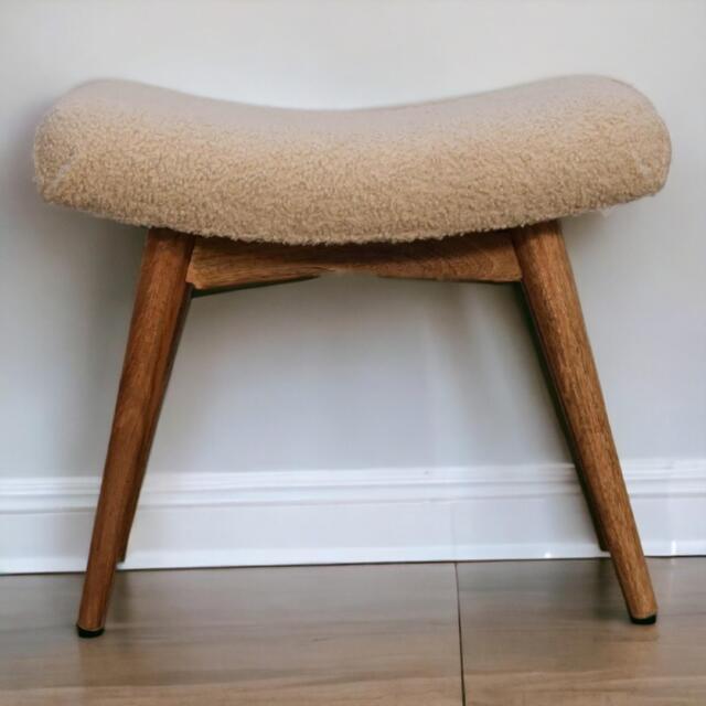 Solid Wood Bouclé Curved Bench with Upholstered Seat, Handcrafted Sustainable Construction, Stool for Bedroom, 40L x 63W x 52H cm, Brown - Aosom UK - image 1