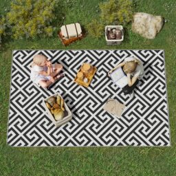 Outsunny 152 x 243 cm(5x 8ft) Outdoor Rug Reversible Mat Plastic Straw Rug Portable RV Camping Mat for Garden Deck Picnic Indoor, Black & White - thumbnail 2