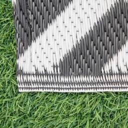 Outsunny 6 x 9ft Waterproof Outdoor Rug, Reversible Mat Plastic Straw Rug Portable RV Camping Mat for Picnic, Black & White - Aosom UK - thumbnail 9