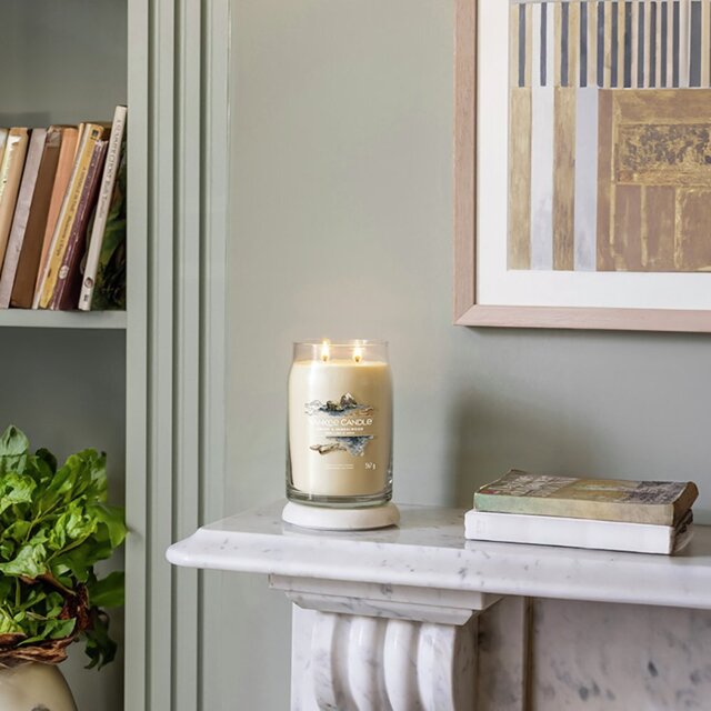 Yankee Signature Large Scented Candle - Amber & Sandalwood - image 1