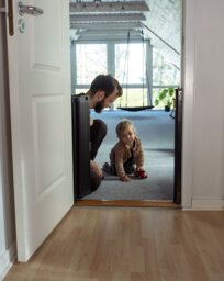BabyDan Guard Me Auto Foldable Safety Gate - Black - thumbnail 2