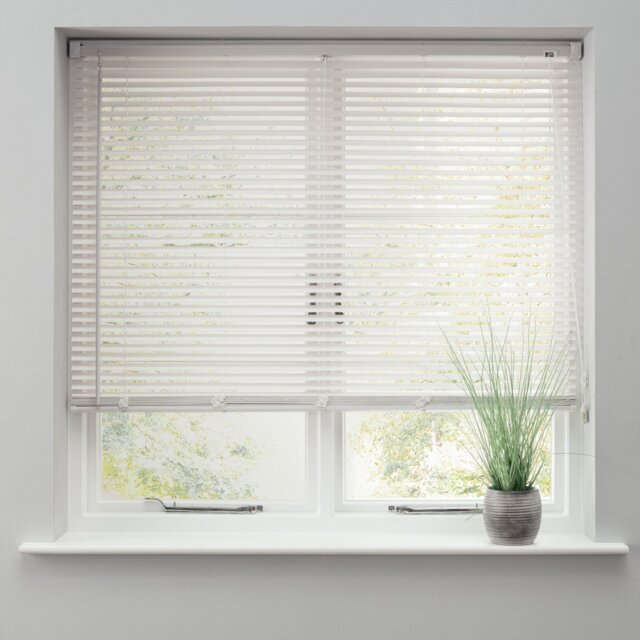 Argos Home Plastic Super White Venetian Blind - 120cm - image 1
