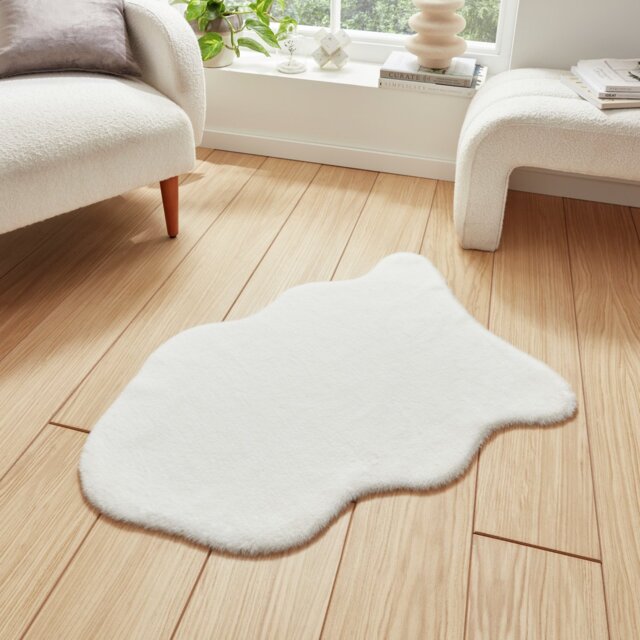 Think Rugs Supersoft Faux Fur Ivory Single Pelt Rug -58x90cm - image 1