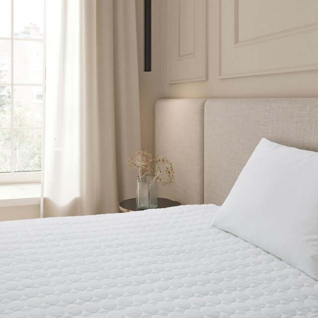 The Fine Bedding Company Quilted Luxury Mattress Protector - image 1