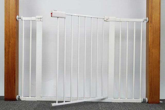Cuggl Extra Wide Safety Gate - White - image 1