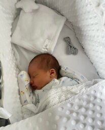 Clair de Lune White Dimple Moses Basket With Rocking Stand - thumbnail 2