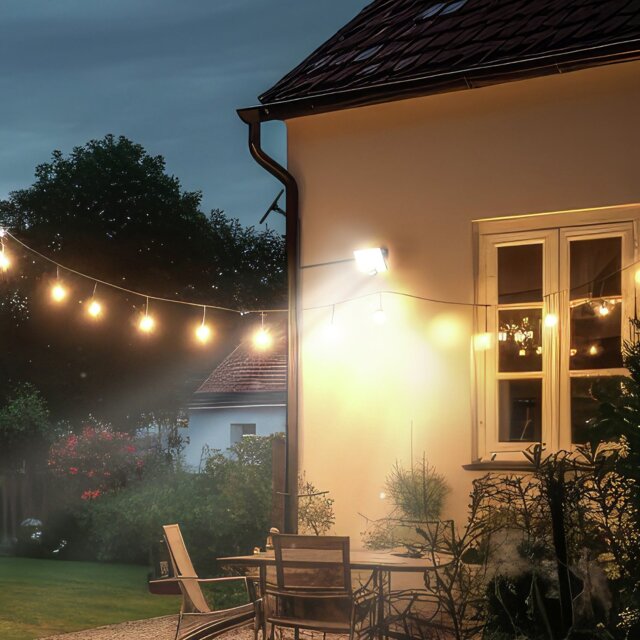 Luceco 8W PIR Guardian Solar Floodlight - image 1