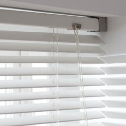 Habitat Faux Wood White 25mm Slat Venetian Blind - 90cm - thumbnail 2