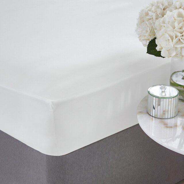 Silentnight Supersoft Plain White Fitted Sheet - Double - image 1