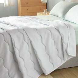 Silentnight Summer Breeze 2.5 Tog Duvet - Single - thumbnail 2