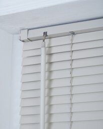 Little Black Book Basswood Grey 25mm Venetian Blind - 80cm - thumbnail 2