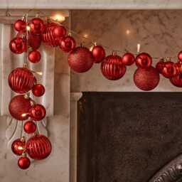 Retro 2m Bauble Garland - Red by Atkin And Thyme, L220 x D10 cm - thumbnail 2