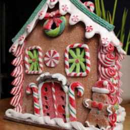 Samuel Alexander 23Cm Battery Operated Led Christmas Gingerbread Candy Chalet Decoration - thumbnail 8