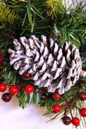 Christmas Tree World 50Cm Decorated Mixed Pine Wreath With Red Baubles - thumbnail 8