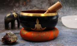 Serenityy Large Buddha Singing Bowl Set Black/orange 14 Cm With Accessories, 0.9 Kg - thumbnail 5