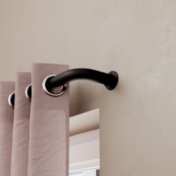 GoodHome Araxos Matt Black Extendable Single Curtain Pole Set, (L)1200mm-2100mm (Dia)28mm - thumbnail 4
