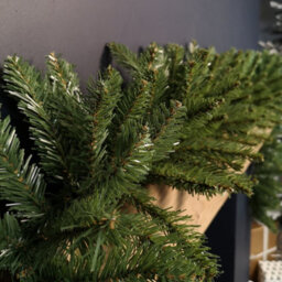 Samuel Alexander 2.7M X 30Cm Plain Green Christmas Garland With 260 Bullet Tips - thumbnail 5