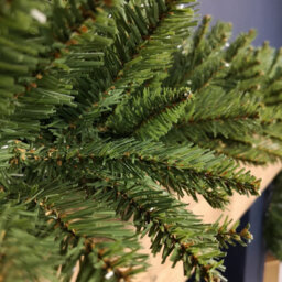 Samuel Alexander 2.7M X 30Cm Plain Green Christmas Garland With 260 Bullet Tips - thumbnail 3