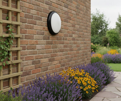 ValueLights IP44 Outdoor Wall Light – Dusk To Dawn Garden Security Bulkhead, Black, LED Compatible