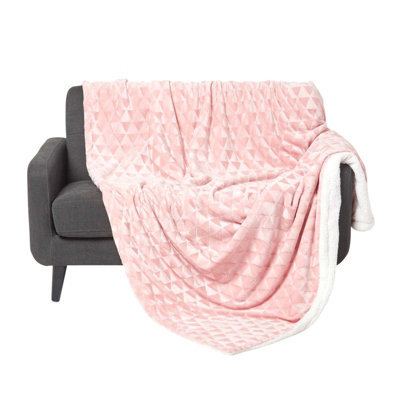Homescapes Blush Pink Geometric Triangle Velvet Throw, 160 X 200 Cm - image 1