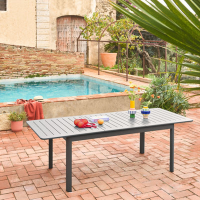 Sweeek - Extendable Aluminium Anthracite Garden Table Seattle, 8-Seater, 173 / 236,5 X 100 X 75 Cm - image 1