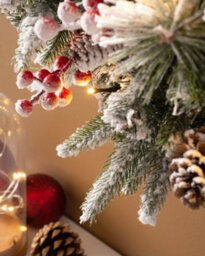 Werchristmas 76 Cm Pre-Lit Snow-Flocked Artificial Christmas Wreath With Pinecones And Berries, 50 Warm White Leds - thumbnail 3