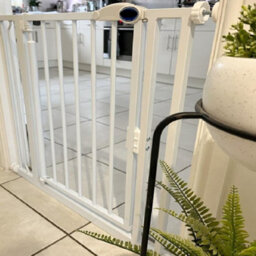 Bettacare Auto Close Stair Gate, 118.2Cm - 125.2Cm, White, Pressure Fit Safety Gate, Baby Gate - thumbnail 8