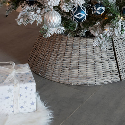 GardenCo Hand Finished Christmas Tree Skirt -  Traditional Rustic Rattan Wicker Basket Trunk Surround - image 1
