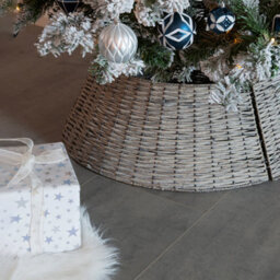 GardenCo Hand Finished Christmas Tree Skirt -  Traditional Rustic Rattan Wicker Basket Trunk Surround - thumbnail 1