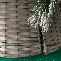 GardenCo Hand Finished Christmas Tree Skirt -  Traditional Rustic Rattan Wicker Basket Trunk Surround - thumbnail 4