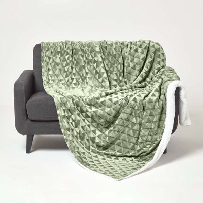Homescapes Sage Green Geometric Triangle Velvet Throw 160 X 200 Cm - image 1
