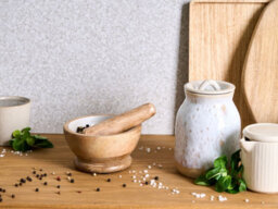 Beliani Mortar And Pestle Qena Mango Wood Brown/ White - thumbnail 2