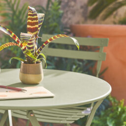Sweeek - Round Folding Metal Bistro Garden Table With 2 Chairs Sage Green 60X60X71 Cm - Emilia - thumbnail 4