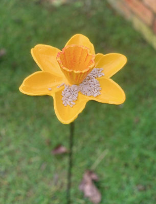 Heaven Sends Daffodil Iron Bird Feeder Gss050 Decorative Outdoor Garden Bird Feeder With Yellow Flower Design - image 1