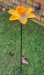 Heaven Sends Daffodil Iron Bird Feeder Gss050 Decorative Outdoor Garden Bird Feeder With Yellow Flower Design - thumbnail 2