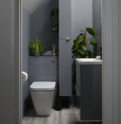 GoodHome Koros Matt Black Wall-Mounted Toilet Roll Holder (H)1280mm (W)1530mm - thumbnail 4