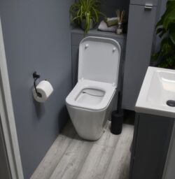 GoodHome Koros Matt Black Wall-Mounted Toilet Roll Holder (H)1280mm (W)1530mm - thumbnail 9