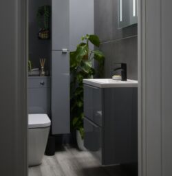 GoodHome Koros Matt Black Wall-Mounted Toilet Roll Holder (H)1280mm (W)1530mm - thumbnail 6