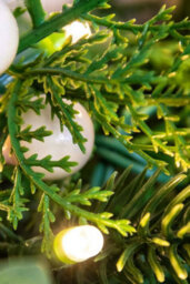 Christmas Tree World 180Cm Pre-Lit Decorated Pe Pine Garland With White Berries - thumbnail 7
