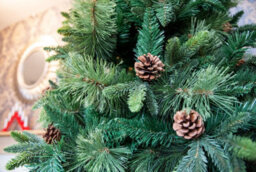 Shatchi 8Ft Californian Boulder Bushy Look Luxurious Forest Green Artificial Christmas Tree - thumbnail 3