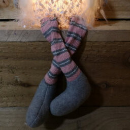 Samuel Alexander 50Cm Battery Operated Light Up Female Christmas Gonk With Dangly Legs In Pink Hat - thumbnail 5