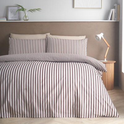 Catherine Lansfield Epping Textured Stripe Reversible King Duvet Cover Set With Pillowcases Chocolate - image 1