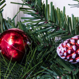 Christmas Tree World 50Cm Decorated Mixed Pine Wreath With Red & White Candy Canes - thumbnail 3