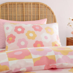 Catherine Lansfield Retro Daisy Reversible Duvet Cover Set With Pillowcases Pink - thumbnail 3